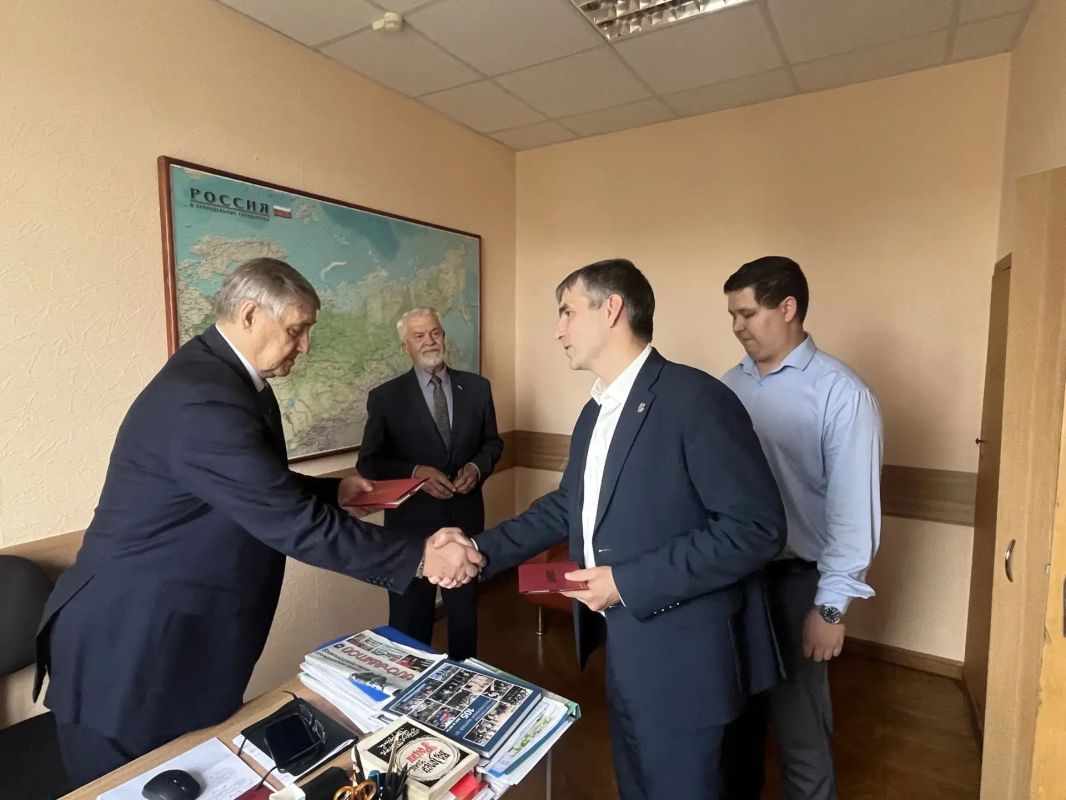 Сотрудники Аппарата парламента поздравили коллег – ветеранов государственной гражданской службы с Днем пожилых людей Сотрудники Аппарата парламента поздравили коллег – ветеранов государственной гражданской службы с Днем пожилых людей