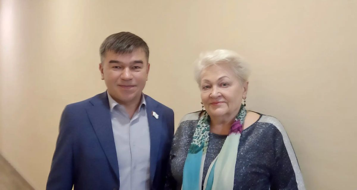 Сотрудники Аппарата парламента поздравили коллег – ветеранов государственной гражданской службы с Днем пожилых людей Сотрудники Аппарата парламента поздравили коллег – ветеранов государственной гражданской службы с Днем пожилых людей