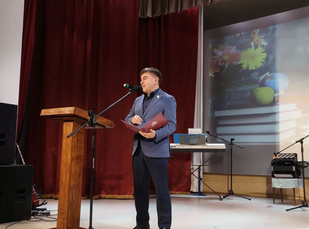 «Учителя – герои наших дней»: Александр Смирнов поздравил педагогов Куженерского района с Днем учителя «Учителя – герои наших дней»: Александр Смирнов поздравил педагогов Куженерского района с Днем учителя