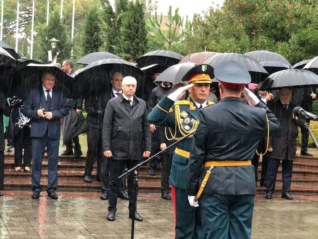 Сенатор РФ Сергей Мартынов принял участие в торжествах в честь Дня Победы и Независимости Республики Абхазия Сенатор РФ Сергей Мартынов принял участие в торжествах в честь Дня Победы и Независимости Республики Абхазия