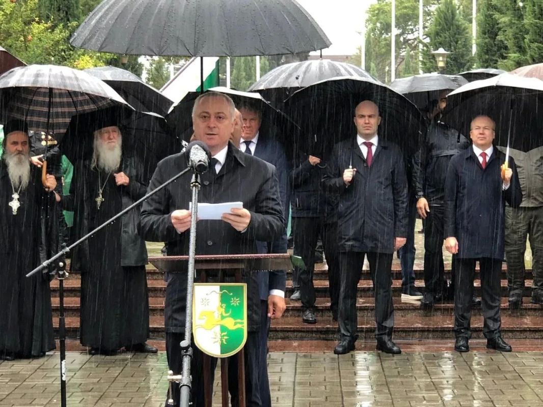 Сенатор РФ Сергей Мартынов принял участие в торжествах в честь Дня Победы и Независимости Республики Абхазия Сенатор РФ Сергей Мартынов принял участие в торжествах в честь Дня Победы и Независимости Республики Абхазия