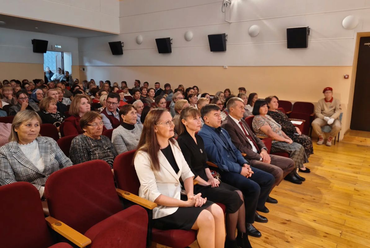 «Учителя – герои наших дней»: Александр Смирнов поздравил педагогов Куженерского района с Днем учителя «Учителя – герои наших дней»: Александр Смирнов поздравил педагогов Куженерского района с Днем учителя
