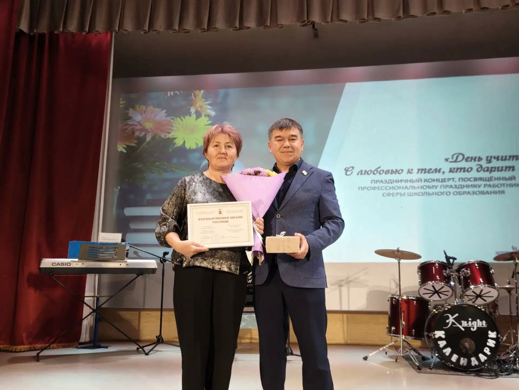 «Учителя – герои наших дней»: Александр Смирнов поздравил педагогов Куженерского района с Днем учителя «Учителя – герои наших дней»: Александр Смирнов поздравил педагогов Куженерского района с Днем учителя