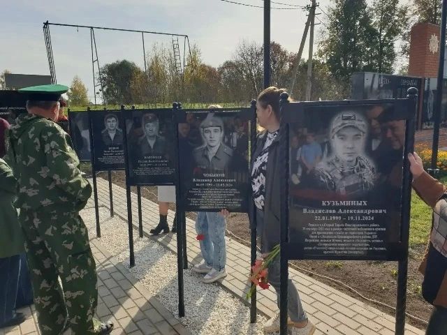 В селе Старый Торъял Новоторъяльского округа Марий Эл открылся памятник воинам, погибшим при исполнении воинского долга в ходе специальной военной операции