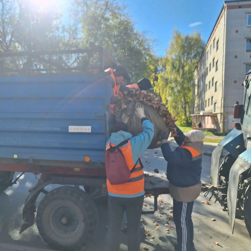 Осень у коммунальщиков. Пока погода позволяет, наши дорожники активно наводят порядок в городе Осень у коммунальщиков. Пока погода позволяет, наши дорожники активно наводят порядок в городе
