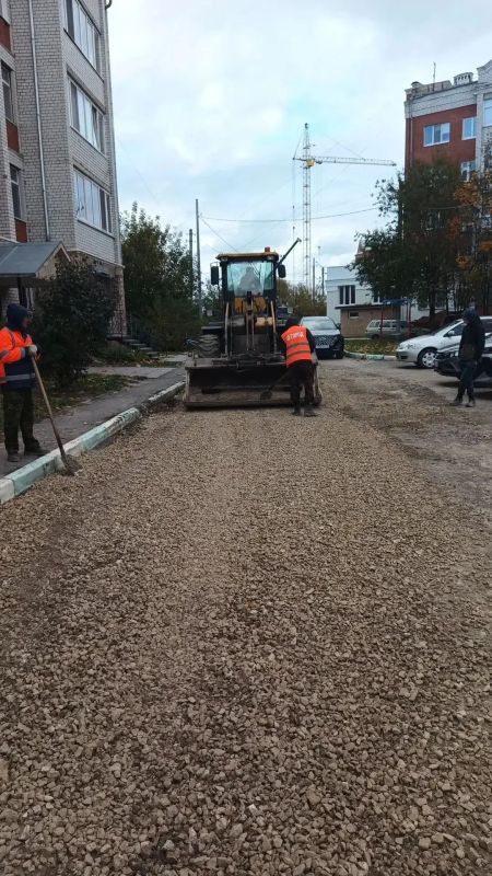 Осень у коммунальщиков. Пока погода позволяет, наши дорожники активно наводят порядок в городе Осень у коммунальщиков. Пока погода позволяет, наши дорожники активно наводят порядок в городе