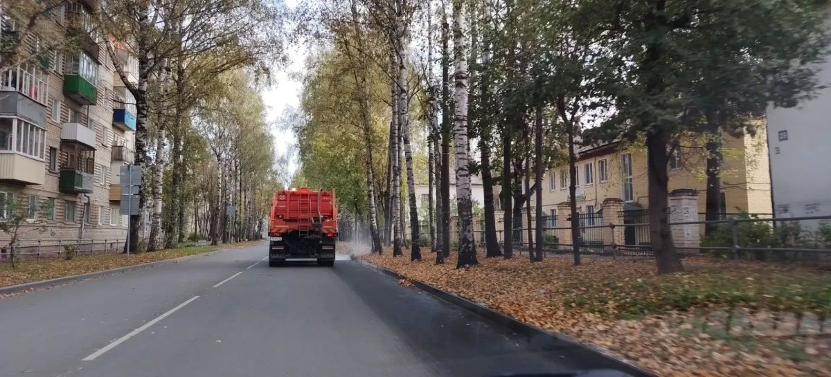 Осень у коммунальщиков. Пока погода позволяет, наши дорожники активно наводят порядок в городе Осень у коммунальщиков. Пока погода позволяет, наши дорожники активно наводят порядок в городе
