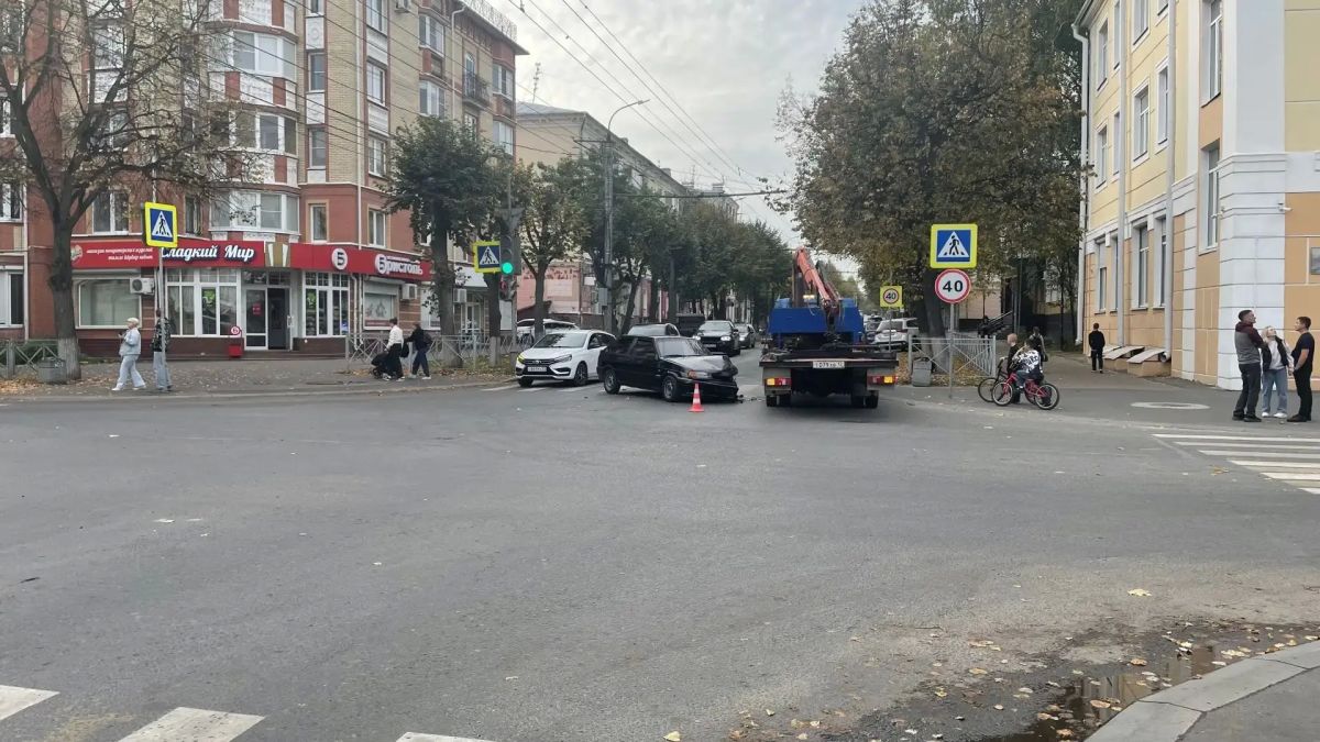 Розыск очевидцев ДТП. 28.09.2026 около 13.15 в г. Йошкар-Оле на перекрестке улиц Пушкина-Советская произошло столкновение автомашин ВАЗ-2113 и Ford Mondeo