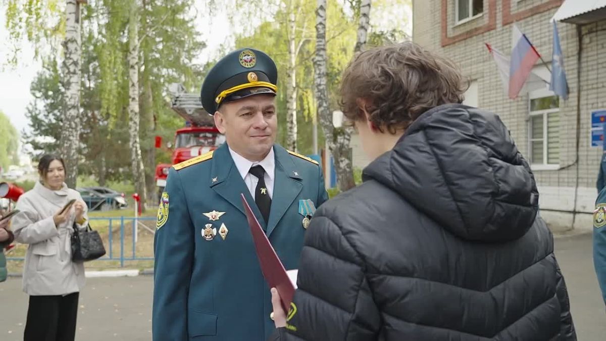 В историю – на постамент! В городе Волжске установлен памятник легендарному пожарному автомобилю