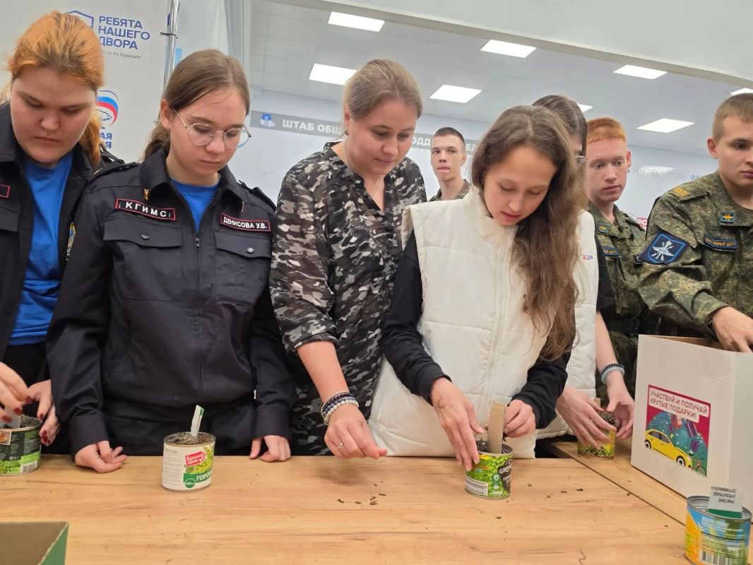 В штабе общественной поддержки «Единой России» прошёл патриотический мастер-класс и встреча с ветераном СВО В штабе общественной поддержки «Единой России» прошёл патриотический мастер-класс и встреча с ветераном СВО