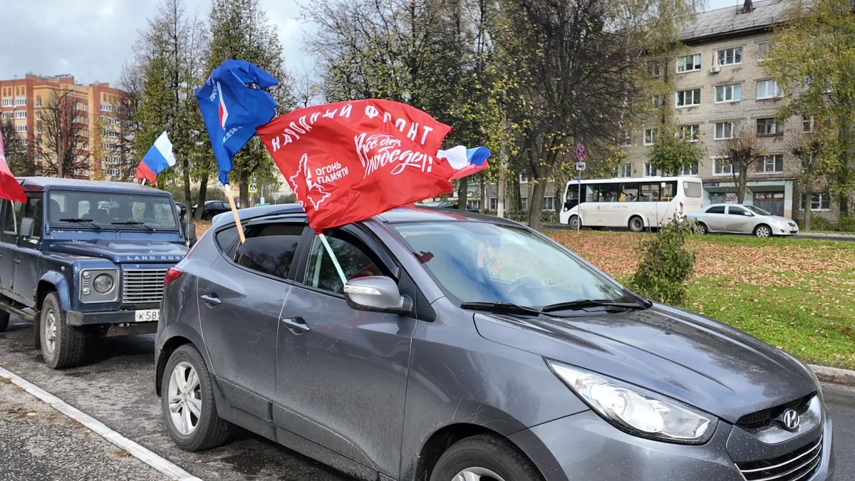 В Йошкар-Оле автолюбители устроили автопробег в честь дня рождения Путина