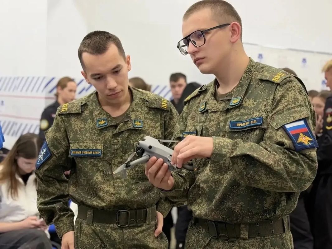 В штабе общественной поддержки «Единой России» прошёл патриотический мастер-класс и встреча с ветераном СВО В штабе общественной поддержки «Единой России» прошёл патриотический мастер-класс и встреча с ветераном СВО