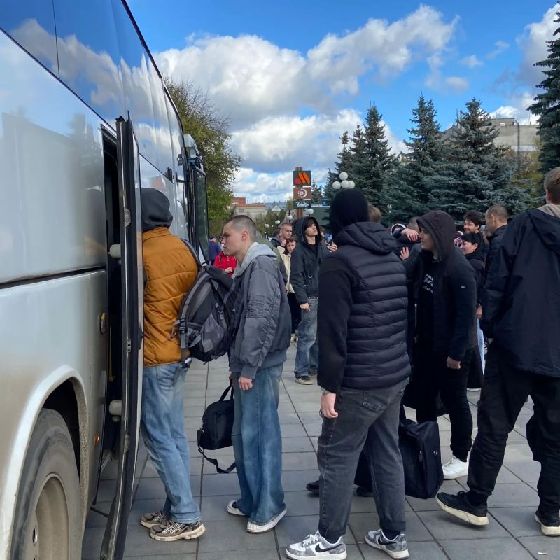 8 октября у Мемориала Воинской Славы состоялись торжественные проводы новобранцев для прохождения срочной службы осенней призывной кампании 8 октября у Мемориала Воинской Славы состоялись торжественные проводы новобранцев для прохождения срочной службы осенней призывной кампании