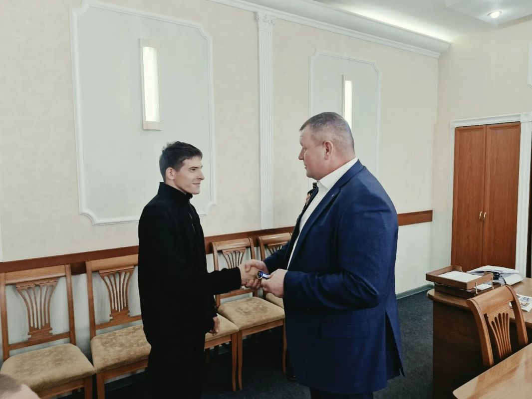 Сегодня детям-сиротам и детям, оставшимся без попечения родителей глава администрации Медведевского района Денис Окулов вручил ключи от благоустроенных квартир