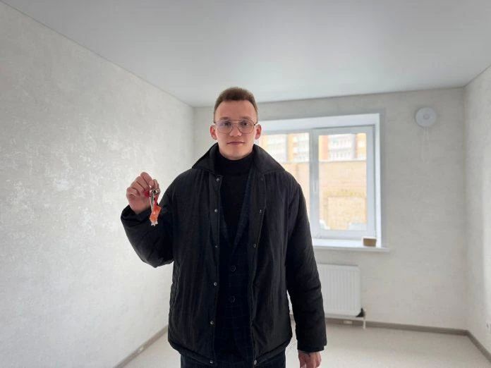 Участнику СВО из числа детей-сирот в Йошкар-Оле вручили ключи от новой квартиры