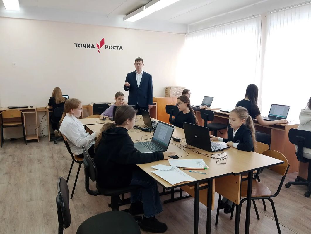 Молодой педагог из Йошкар-Олы преподает информатику в Красногорской школе № 2