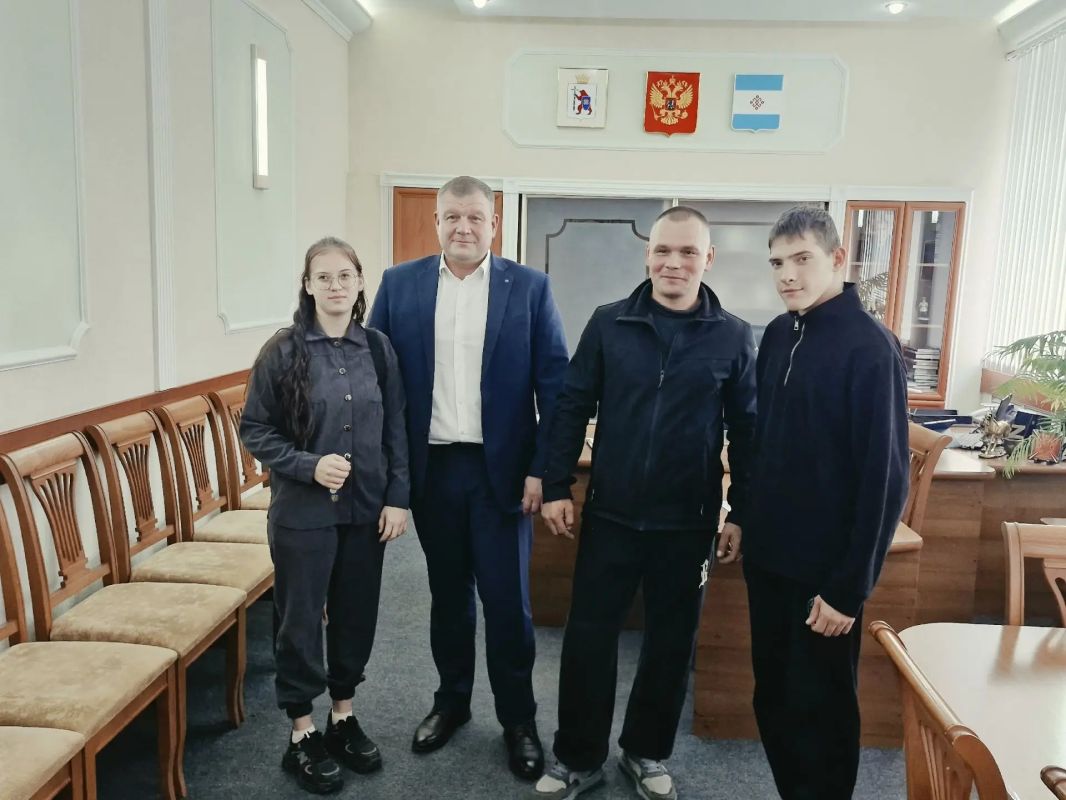 Сегодня детям-сиротам и детям, оставшимся без попечения родителей глава администрации Медведевского района Денис Окулов вручил ключи от благоустроенных квартир Сегодня детям-сиротам и детям, оставшимся без попечения родителей глава администрации Медведевского района Денис Окулов вручил ключи от благоустроенных квартир