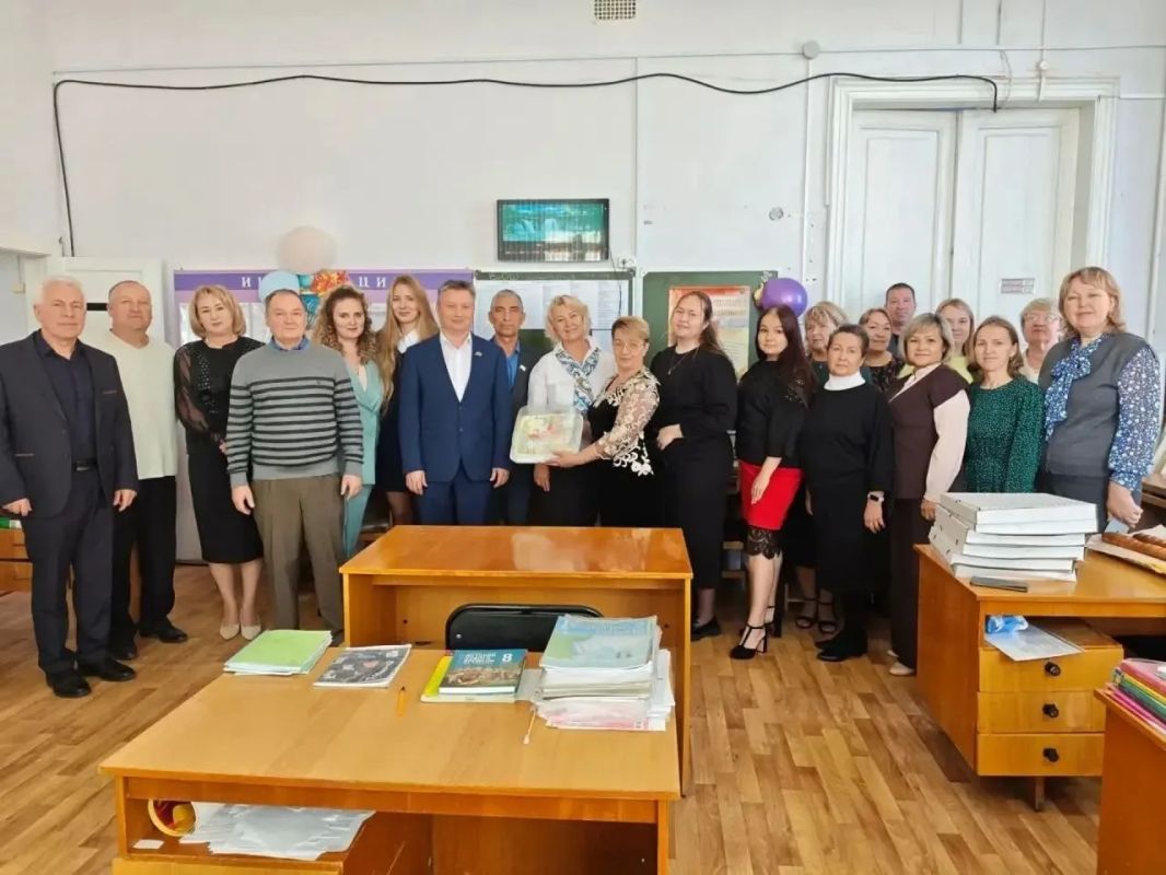 В разных уголках республики прошли торжественные мероприятия, главными героями которых стали педагоги – люди, чей труд начинается с тишины школьного класса и продолжается в судьбах тысяч учеников