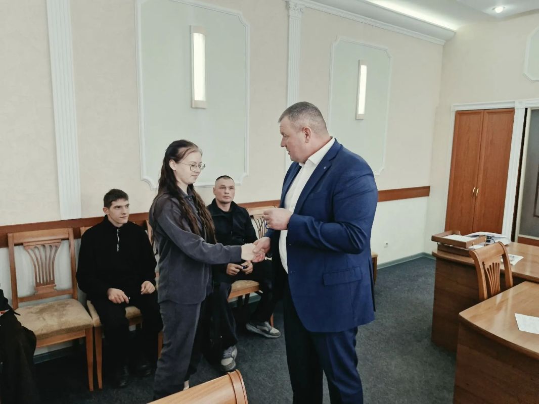 Сегодня детям-сиротам и детям, оставшимся без попечения родителей глава администрации Медведевского района Денис Окулов вручил ключи от благоустроенных квартир Сегодня детям-сиротам и детям, оставшимся без попечения родителей глава администрации Медведевского района Денис Окулов вручил ключи от благоустроенных квартир