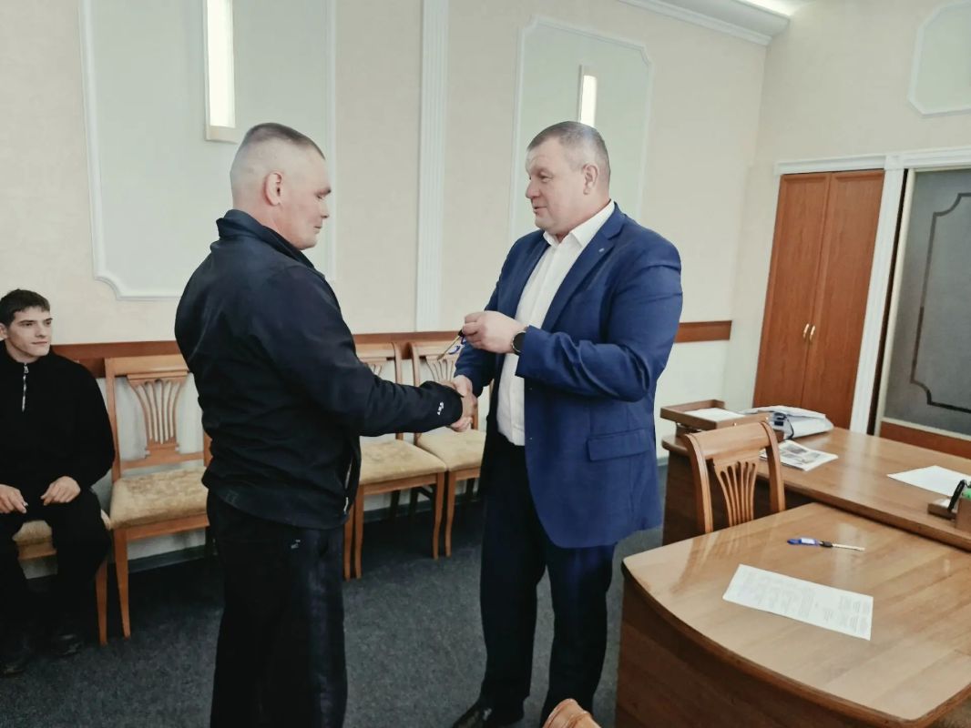 Сегодня детям-сиротам и детям, оставшимся без попечения родителей глава администрации Медведевского района Денис Окулов вручил ключи от благоустроенных квартир Сегодня детям-сиротам и детям, оставшимся без попечения родителей глава администрации Медведевского района Денис Окулов вручил ключи от благоустроенных квартир