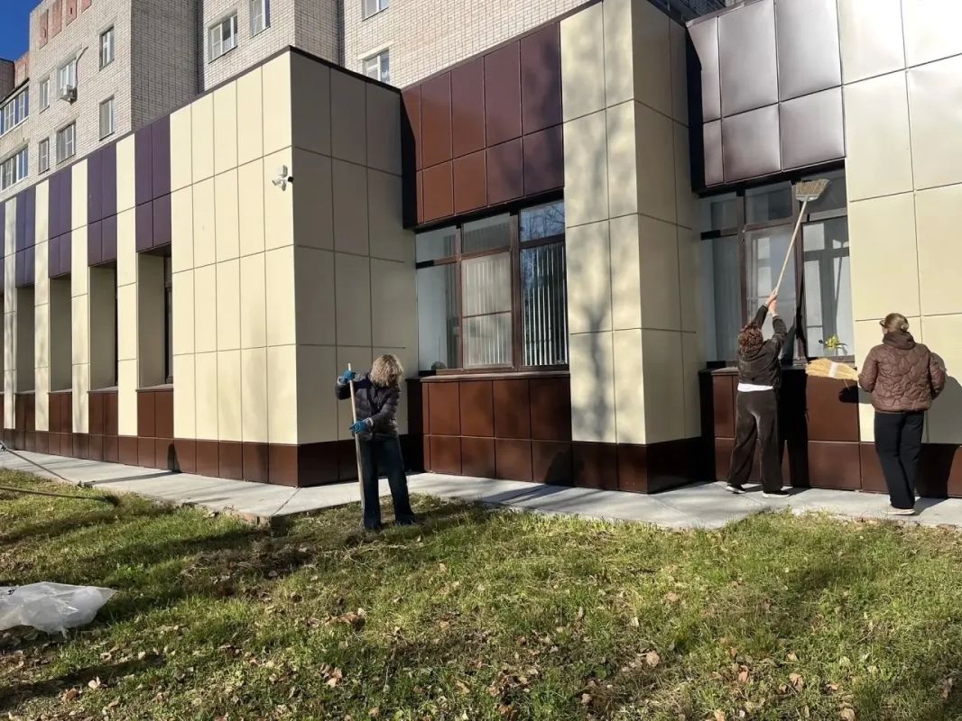 Не творчеством единым... Коллективы организаций сферы культуры поддержали осенний субботник Не творчеством единым... Коллективы организаций сферы культуры поддержали осенний субботник