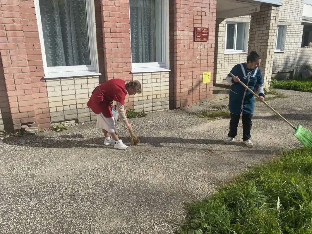 Не творчеством единым... Коллективы организаций сферы культуры поддержали осенний субботник Не творчеством единым... Коллективы организаций сферы культуры поддержали осенний субботник