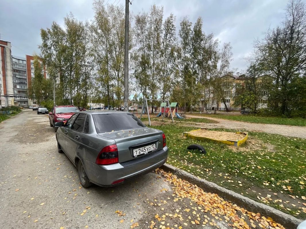 Розыск очевидцев ДТП. 01.10.2026 около 12.45 в г. Йошкар-Оле во вдоре у д. 130 по ул. Зои Козьмодемьянской неустановленный водитель неустановленного автомобиля совершил наезд на припаркованную автомашину Лада Приора Розыск очевидцев ДТП. 01.10.2026 около 12.45 в г. Йошкар-Оле во вдоре у д. 130 по ул. Зои Козьмодемьянской неустановленный водитель неустановленного автомобиля совершил наезд на припаркованную автомашину Лада Приора