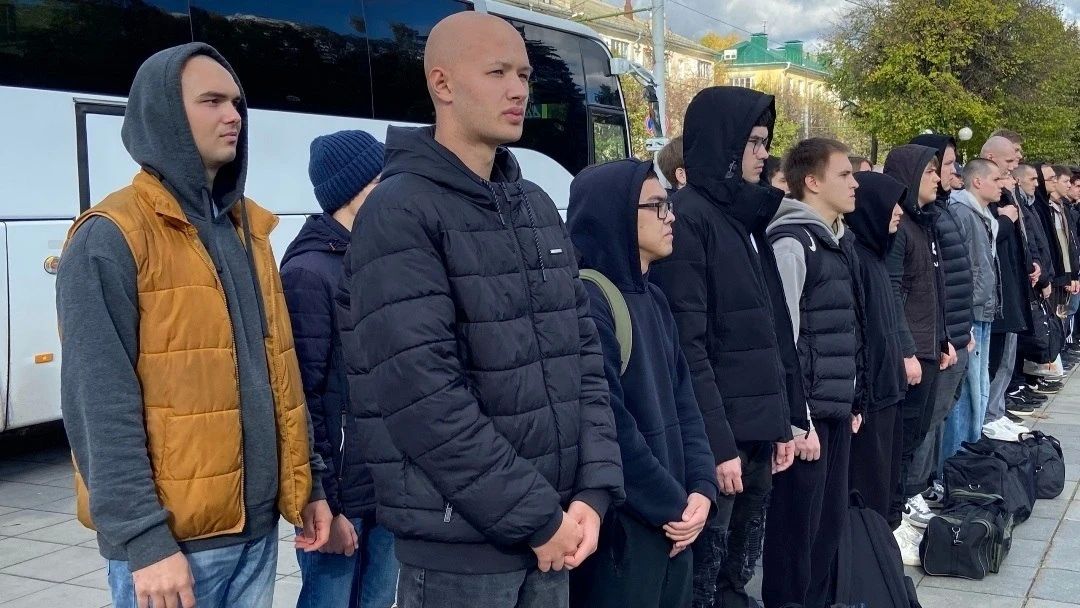 Из Йошкар-Олы проводили 33 новобранца на срочную службу
