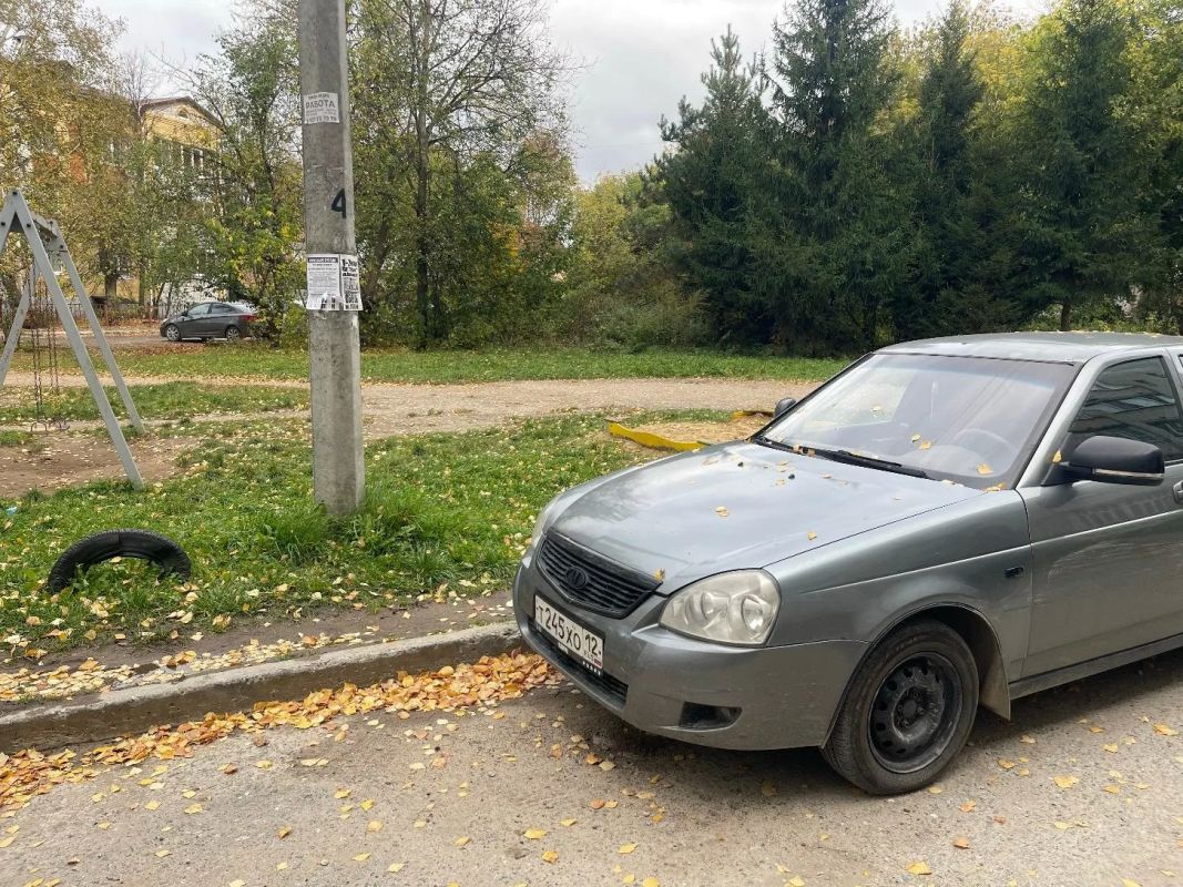 Розыск очевидцев ДТП. 01.10.2026 около 12.45 в г. Йошкар-Оле во вдоре у д. 130 по ул. Зои Козьмодемьянской неустановленный водитель неустановленного автомобиля совершил наезд на припаркованную автомашину Лада Приора