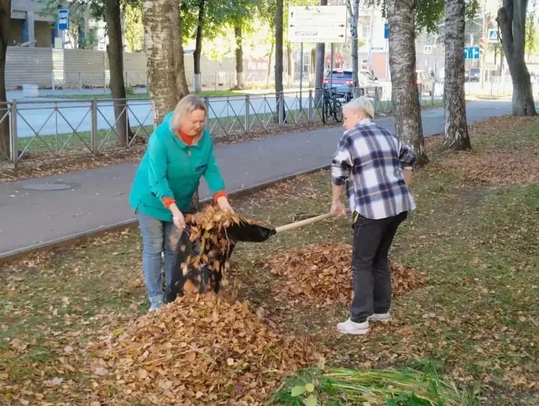 Не творчеством единым... Коллективы организаций сферы культуры поддержали осенний субботник Не творчеством единым... Коллективы организаций сферы культуры поддержали осенний субботник