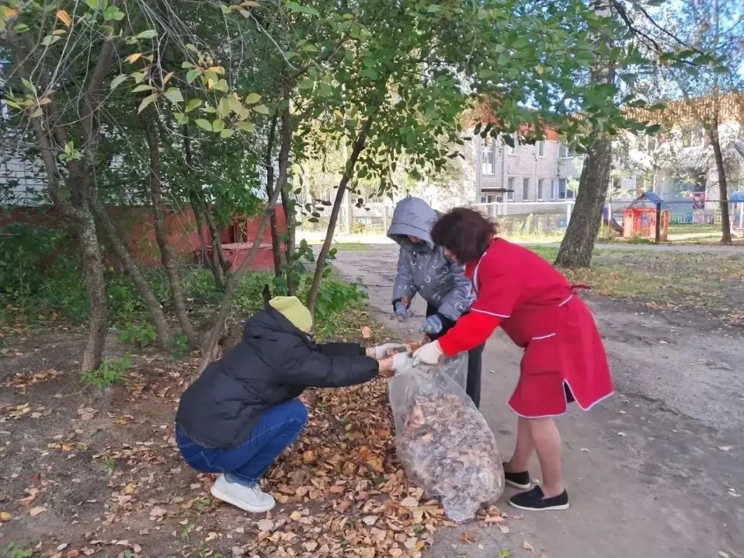 Не творчеством единым... Коллективы организаций сферы культуры поддержали осенний субботник Не творчеством единым... Коллективы организаций сферы культуры поддержали осенний субботник