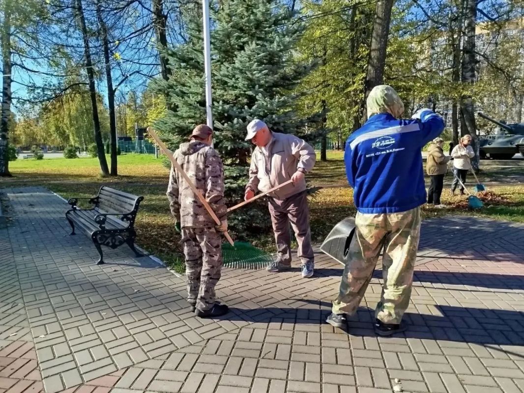 Не творчеством единым... Коллективы организаций сферы культуры поддержали осенний субботник Не творчеством единым... Коллективы организаций сферы культуры поддержали осенний субботник