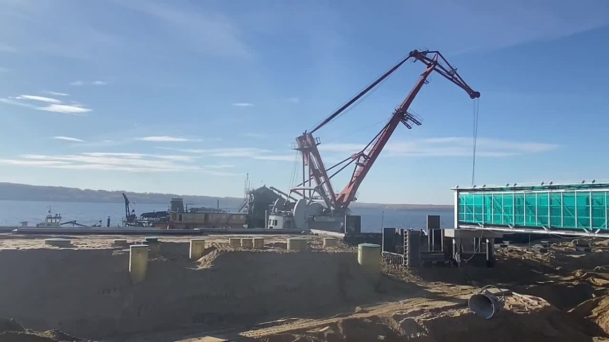 В Юрино продолжается строительство причальной стенки!