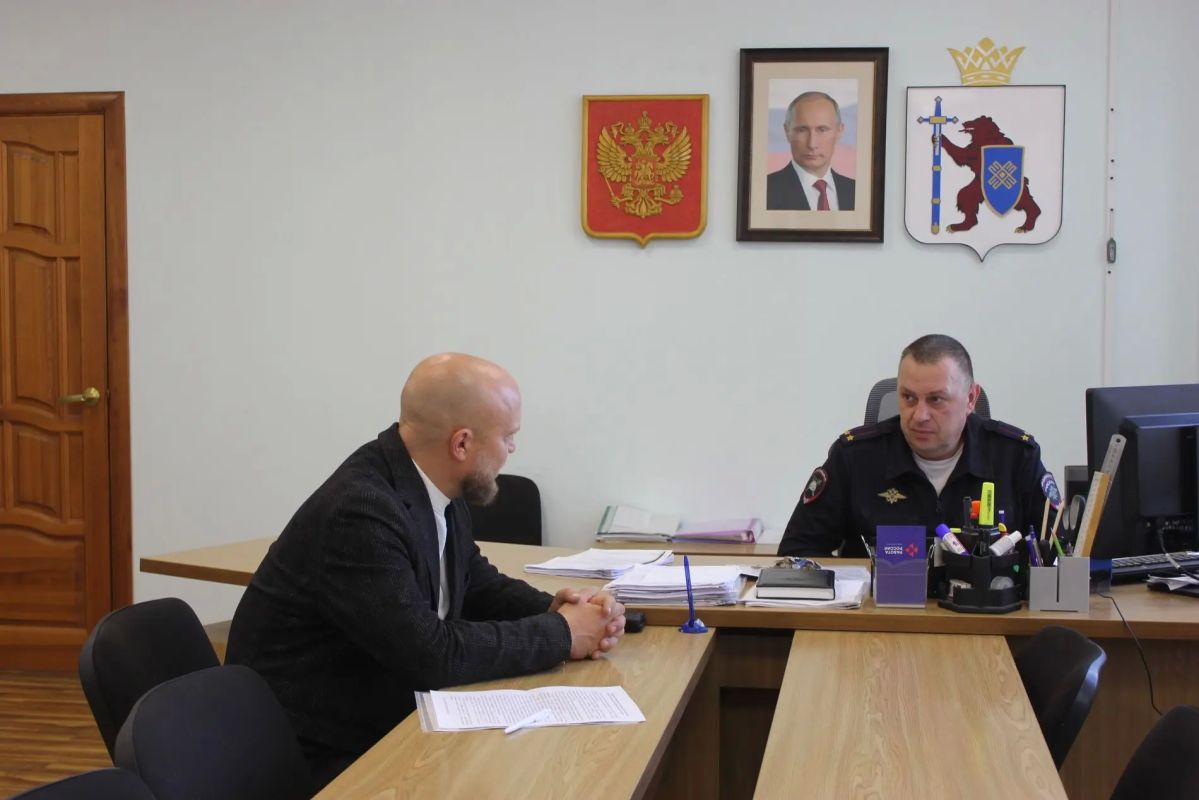 В рамках акции «Гражданский мониторинг» председатель Общественного совета при МВД по Республике Марий Эл Роман Золотухин проверил работу МРЭО Госавтоинспекции МВД по Республике Марий Эл. Он оценил качество госуслуг, условия... В рамках акции «Гражданский мониторинг» председатель Общественного совета при МВД по Республике Марий Эл Роман Золотухин проверил работу МРЭО Госавтоинспекции МВД по Республике Марий Эл. Он оценил качество госуслуг, условия...