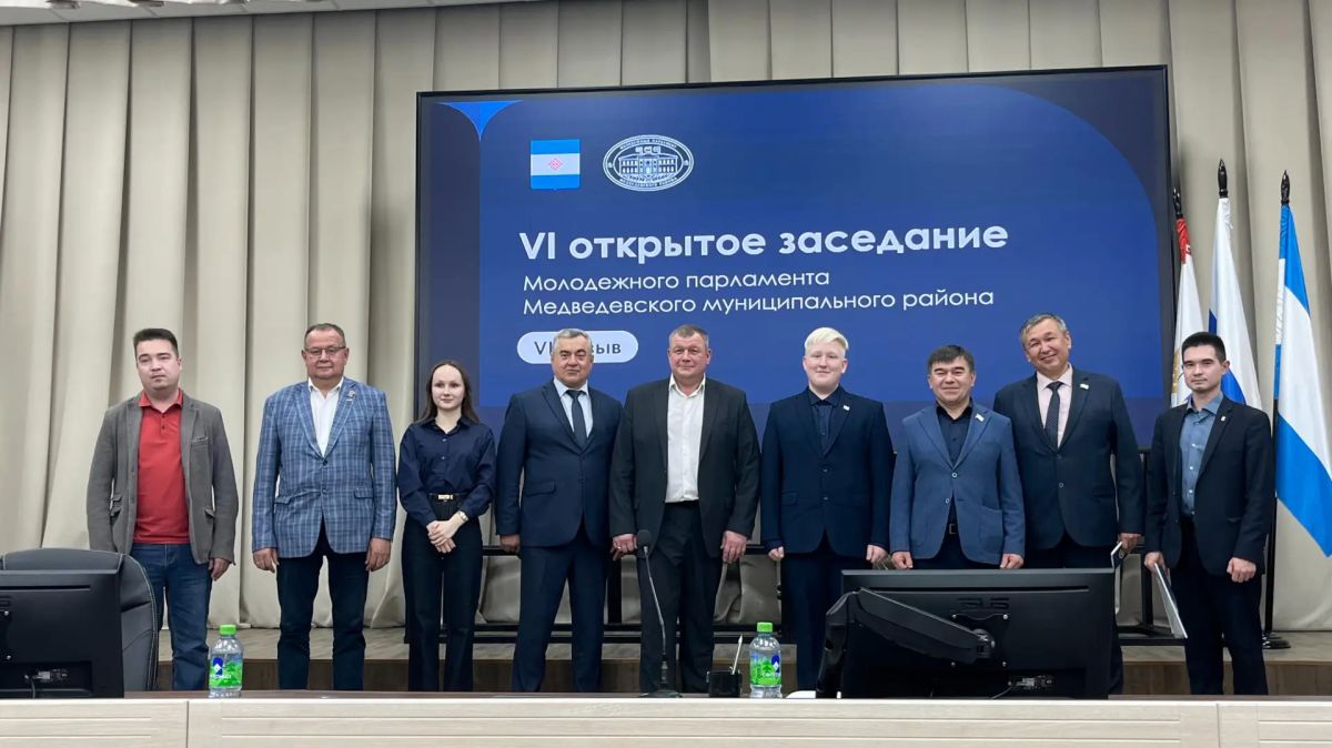 Александр Смирнов поделился опытом работы с молодыми парламентариями