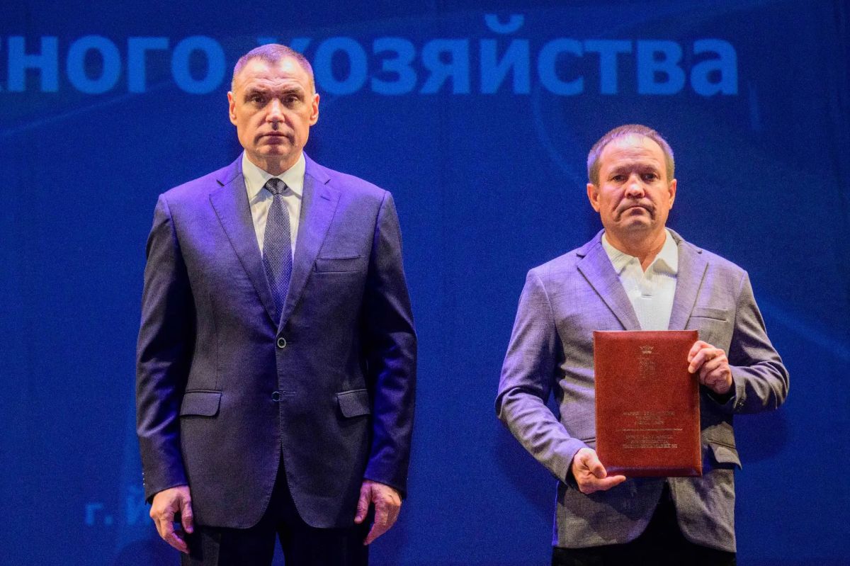 Юрий Зайцев: Вручил награды работникам дорожной отрасли Юрий Зайцев: Вручил награды работникам дорожной отрасли