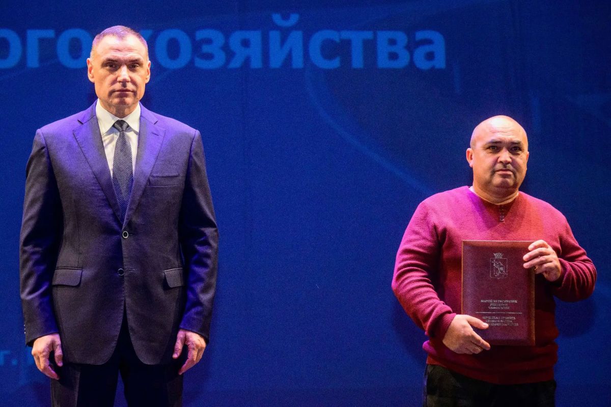 Юрий Зайцев: Вручил награды работникам дорожной отрасли Юрий Зайцев: Вручил награды работникам дорожной отрасли
