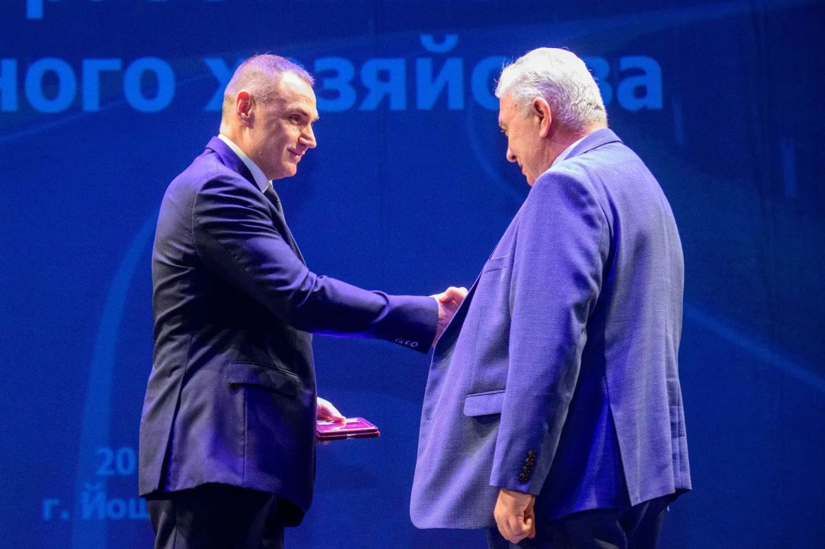 Юрий Зайцев: Вручил награды работникам дорожной отрасли Юрий Зайцев: Вручил награды работникам дорожной отрасли
