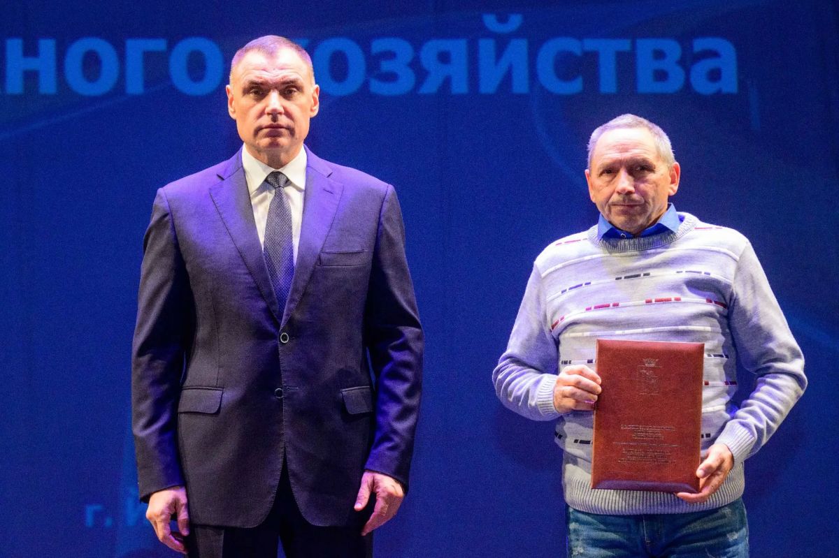 Юрий Зайцев: Вручил награды работникам дорожной отрасли Юрий Зайцев: Вручил награды работникам дорожной отрасли