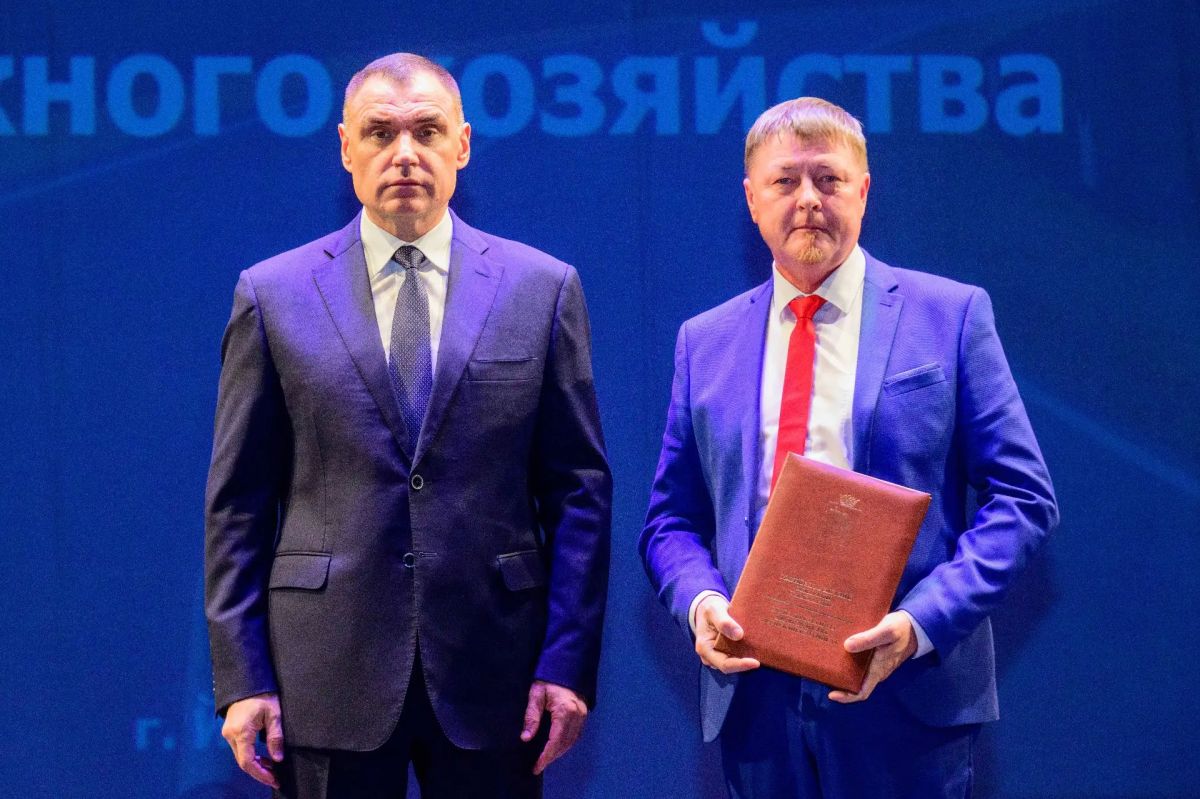 Юрий Зайцев: Вручил награды работникам дорожной отрасли Юрий Зайцев: Вручил награды работникам дорожной отрасли