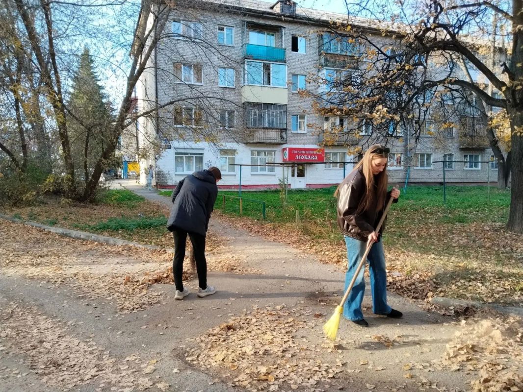Сотрудники Минстроя и ЖКХ Республики Марий Эл вновь присоединились к традиционному осеннему субботнику Сотрудники Минстроя и ЖКХ Республики Марий Эл вновь присоединились к традиционному осеннему субботнику