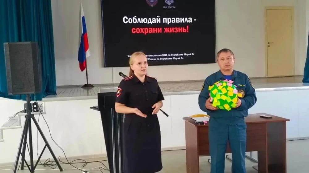 В Сернурском муниципальном округе сотрудники Госавтоинспекции и сотрудники МЧС провели совместное мероприятие для старшеклассников В Сернурском муниципальном округе сотрудники Госавтоинспекции и сотрудники МЧС провели совместное мероприятие для старшеклассников