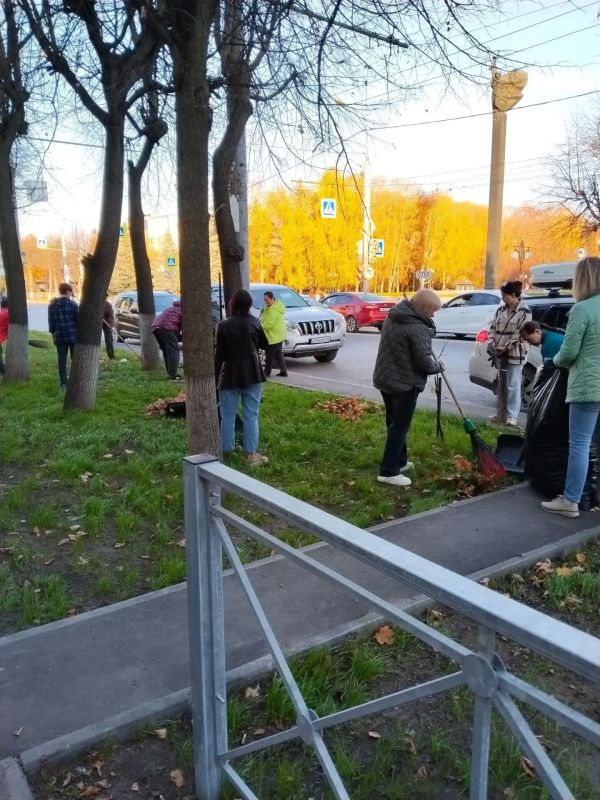 Сотрудники Минстроя и ЖКХ Республики Марий Эл вновь присоединились к традиционному осеннему субботнику Сотрудники Минстроя и ЖКХ Республики Марий Эл вновь присоединились к традиционному осеннему субботнику