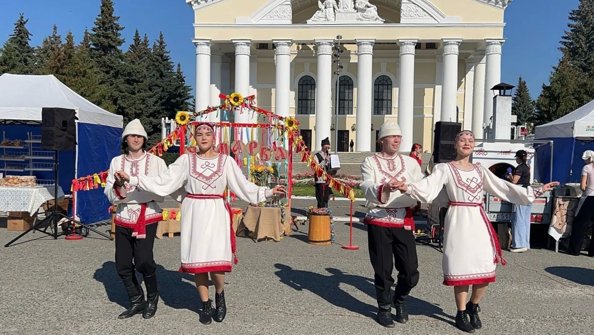 В торговых рядах в центре Йошкар-Олы сегодня предлагают фермерские продукты