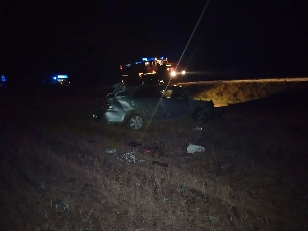 Около часа ночи в Новоторъяльском округе на 4 км автодороги Сернур - Новый Торьял 18-летний водитель автомашины NISSAN ALMERA (не имея права управления), как установлено предварительно, не выбрал безопасную скорость, не...