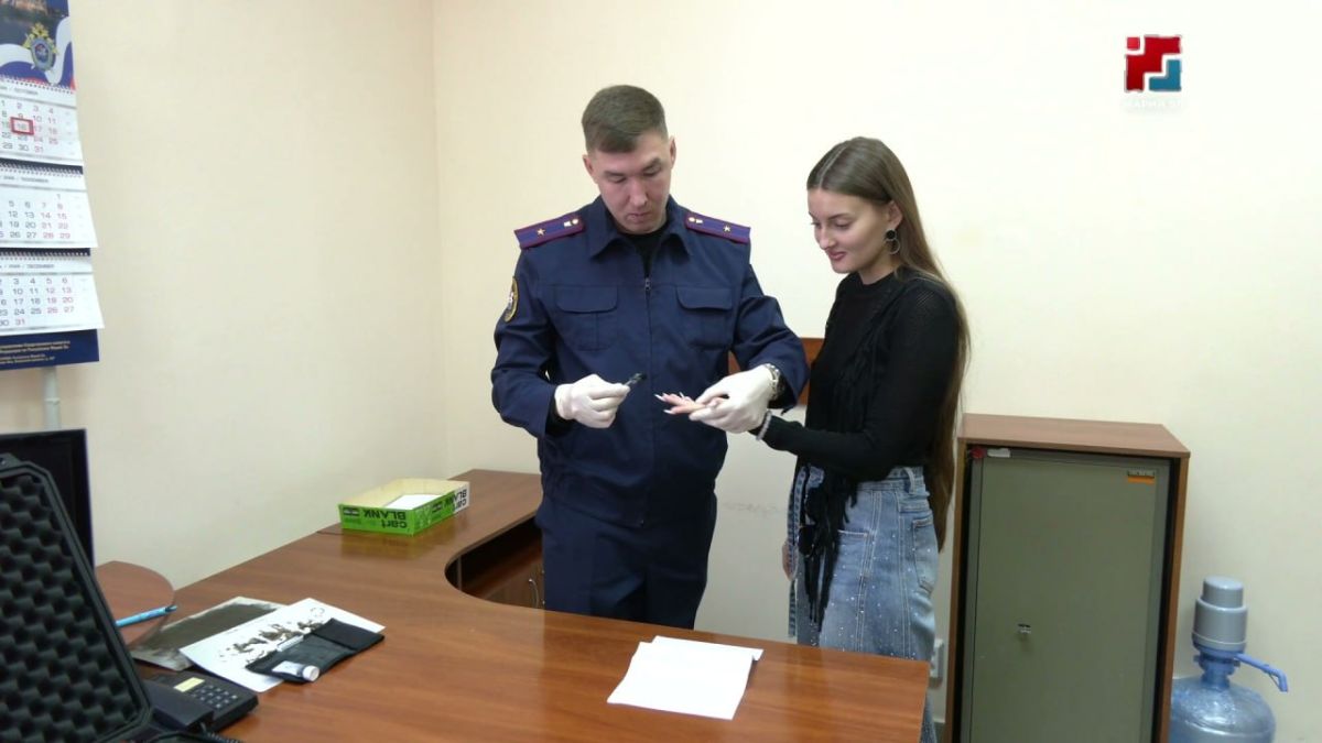 Они в числе первых приезжают на место преступления и находят то, что не заметит обычный глаз – отпечатки, микроследы, биологические частицы