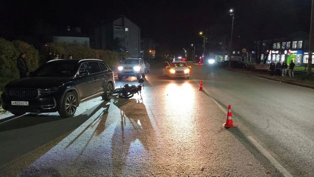 В 18.30 в Козьмодемьянске у д. 16 по ул. Гагарина 16-летний подросток (не имея права управления) управляя мотоциклом ULAR, как установлено предварительно, не выдержал безопасную дистанцию до впереди движущегося транспортного...