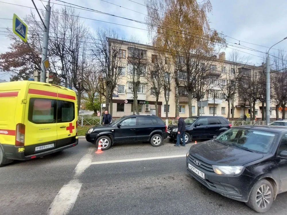 В 9 часов у д. 122 по ул. Первомайская в г. Йошкар-Оле 46-летний водитель автомашины Suzuki, по предварительным данным, не выбрал безопасную дистанцию и совершил столкновение с движущейся впереди автомашиной Hyundai под...