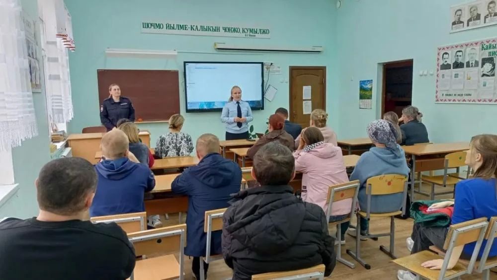 В Куженерском районе сотрудники Госавтоинспекции совместно с инспекторами ПДН проводят встречи с родителями по вопросам детской дорожной безопасности
