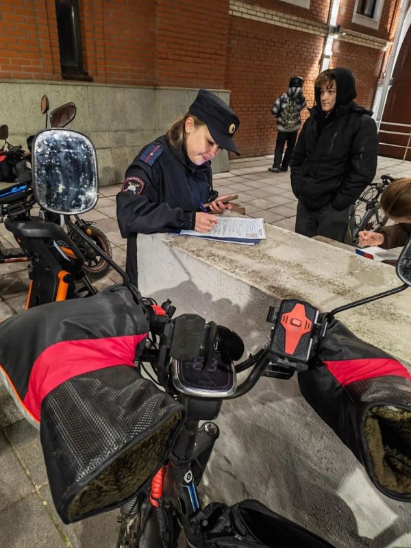 В Йошкар-Оле — рейды против самокатчиков на набережной и площади Девы Марии В Йошкар-Оле — рейды против самокатчиков на набережной и площади Девы Марии